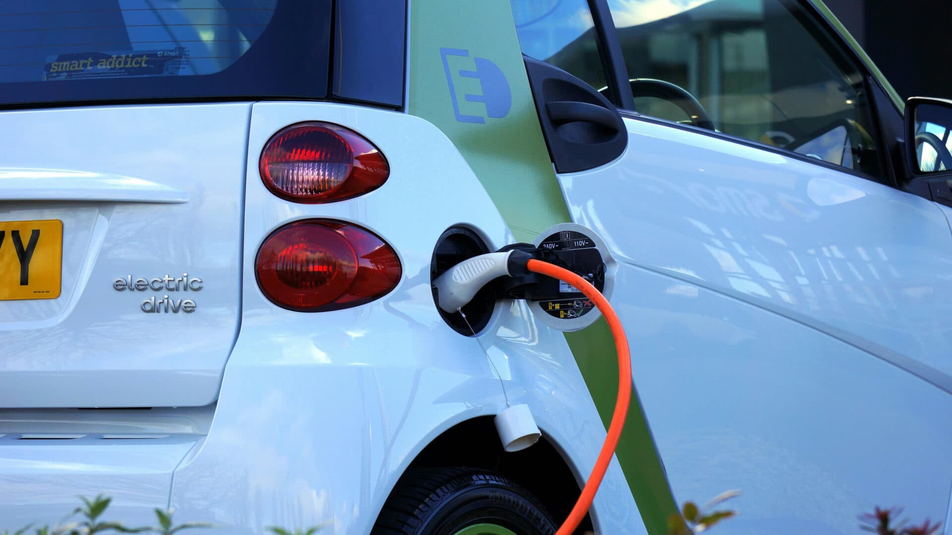Porovnanie nákladov: Elektrické vs. spaľovacie vozidlá na Slovensku v roku 2025